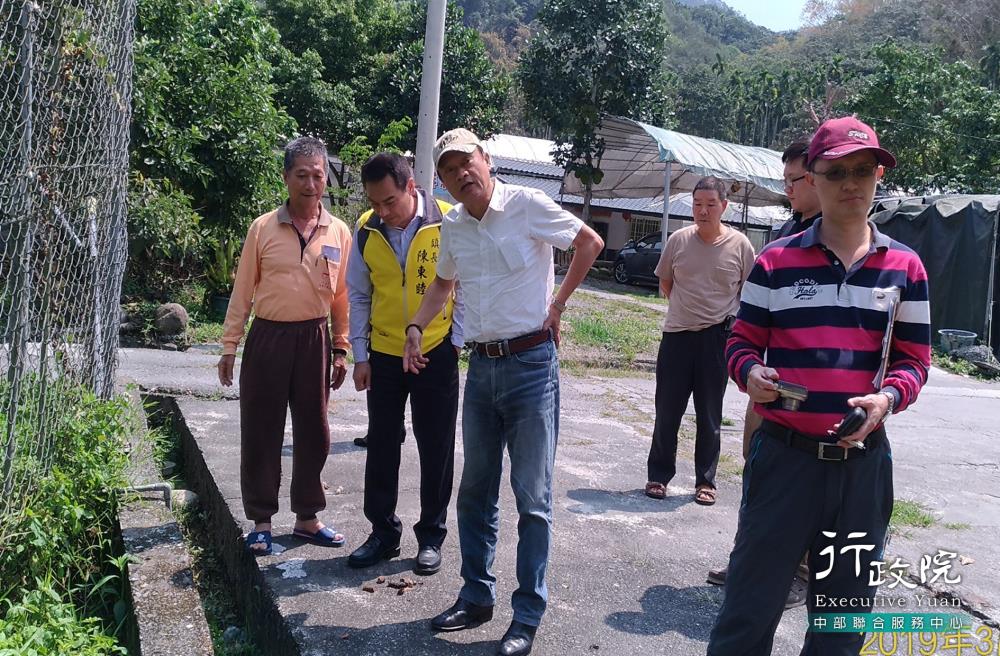 湯副執行長至竹山鎮鯉魚里赤蘭坑會勘農路工程，共4張圖片