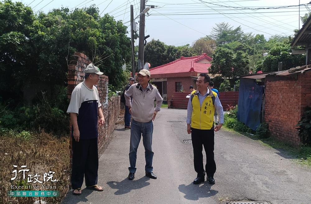 湯副執行長至竹山鎮中和里、鯉魚里、桶頭里農村社區巷道會勘工程，共3張圖片