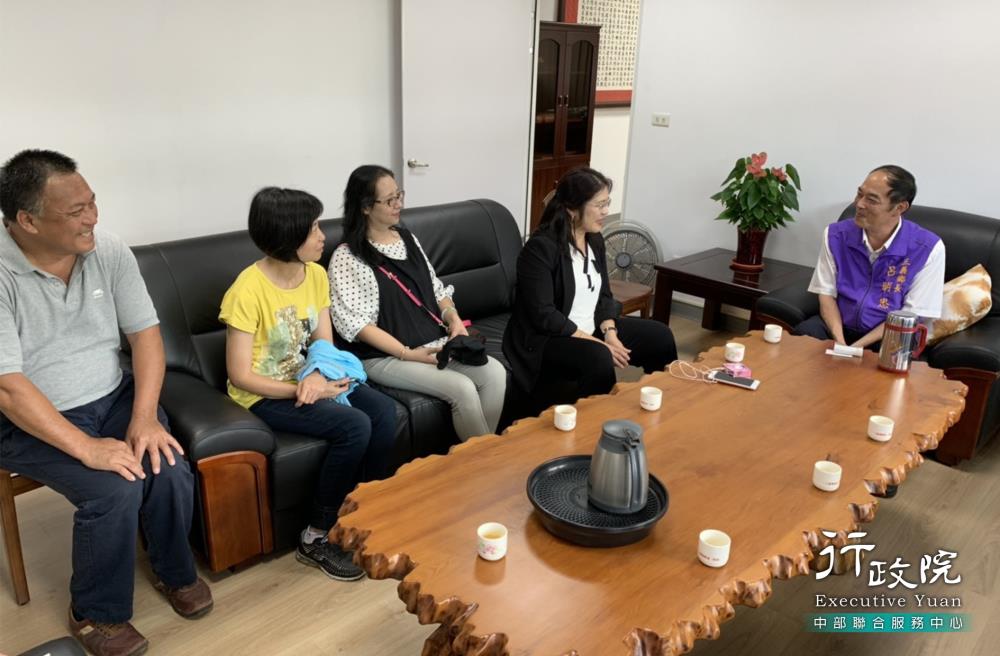 吳副執行長至三義鄉會勘農苗義210農路改善工程測量案，共2張圖片
