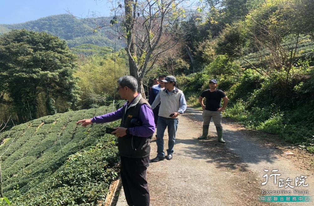 湯火聖副執行長出席鹿谷鄉竹林村小半天段1053地號排水溝整治會勘，共3張圖片