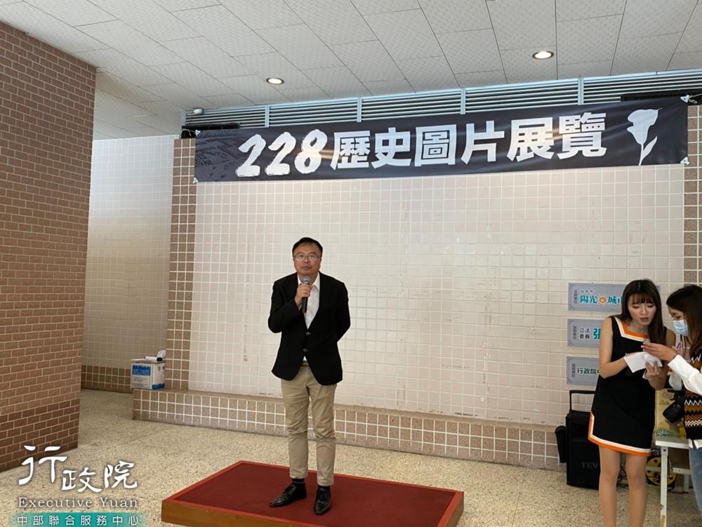 洪宗熠副執行長出席二二八歷史圖片展活動， 見證歷史反思對台灣社會影響，共7張圖片