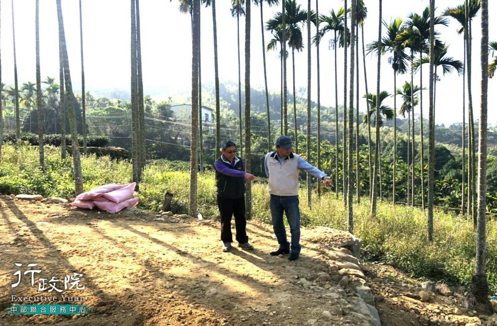 湯火聖副執行長出席鹿谷鄉彰雅村凍頂巷道路下邊坡施設擋土牆會勘，共3張圖片