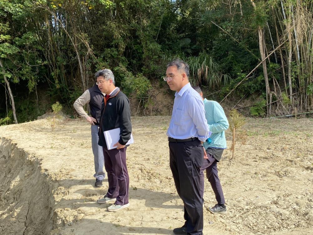 2025年12月12日李貴富副執行長出席農業部農村水保署「苗栗縣南庄鄉員林村大河底段424-5等地號野溪整治」會勘，共2張圖片