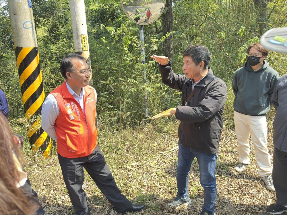 2026年03月23日李貴富副執行長出席飛鳳村永興橋會勘事宜，共5張圖片