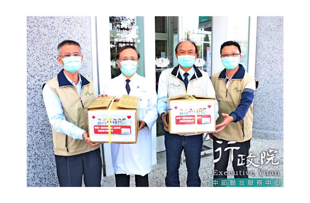 湯火聖副執行長代表行政院轉贈咖啡包至臺中慈濟醫院，共2張圖片