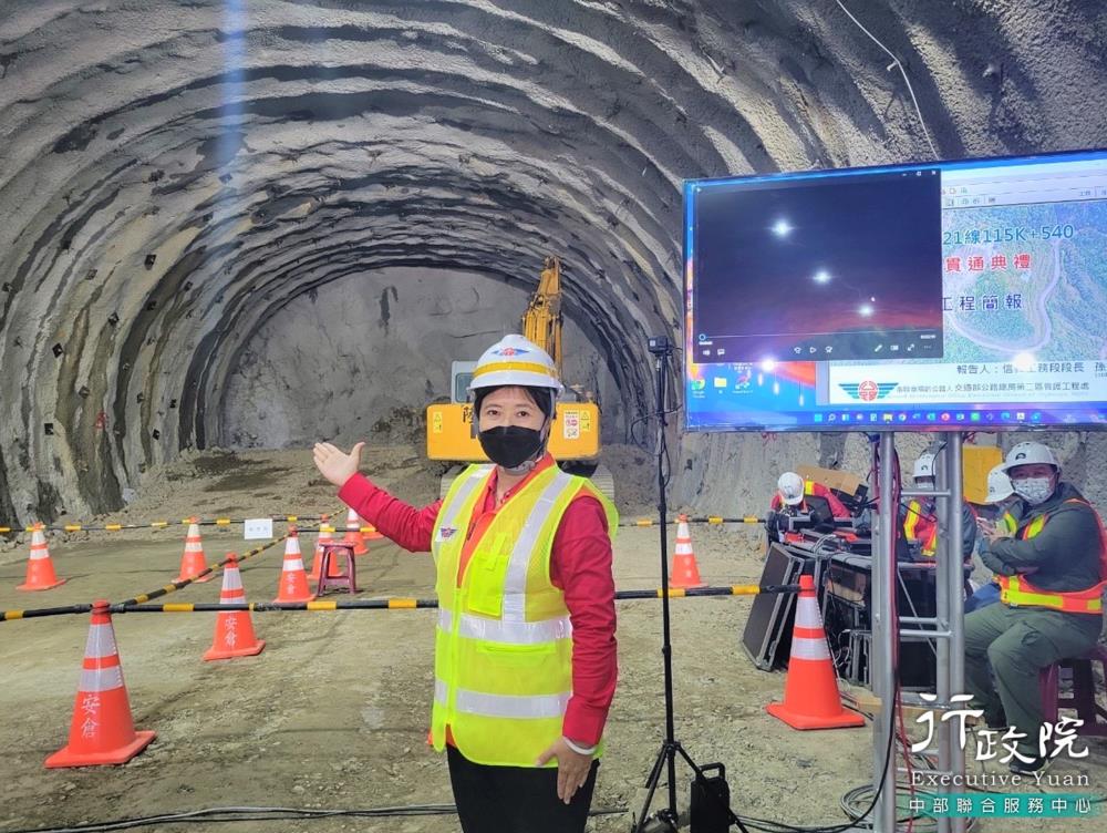 蔡培慧執行長參與中橫公路台21線K+望高隧道全線貫通典禮，共5張圖片