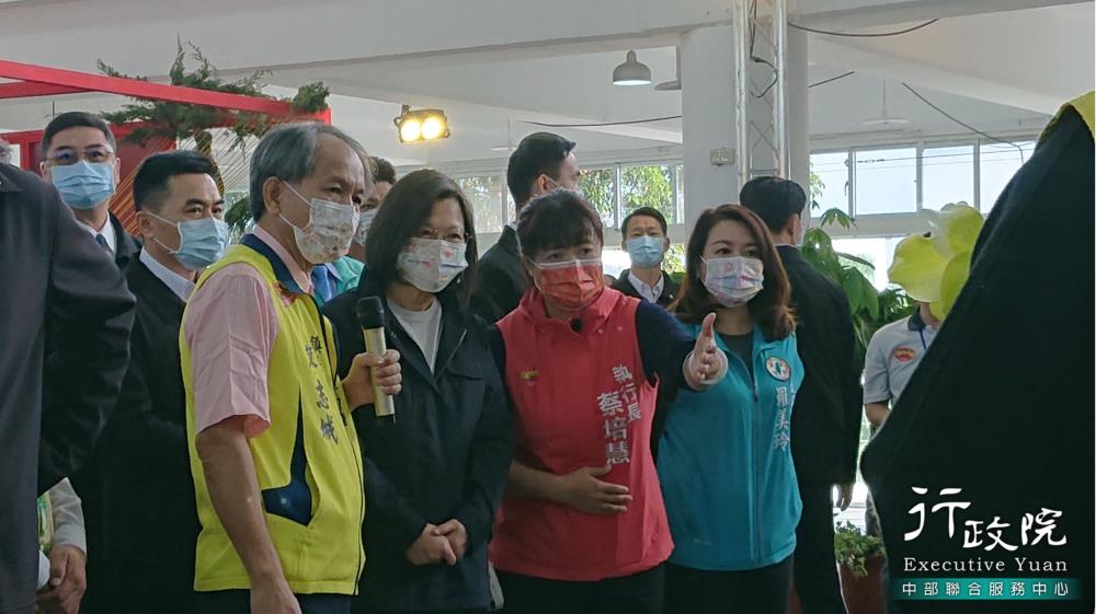 蔡培慧執行長陪同蔡英文總統參訪埔里秋季花卉展，未來持續努力地打造讓年輕人回流的活力南投，共10張圖片