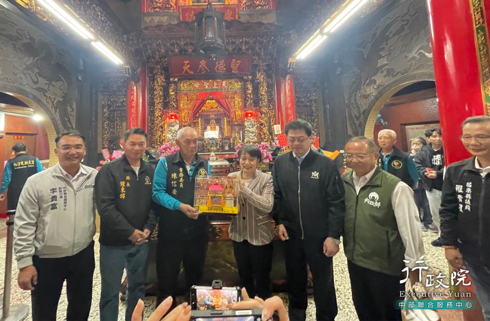 2025年12月15日李貴富副執行長陪同內政部劉世芳部長至苗栗白沙屯拱天宮參拜及宣導「臺灣全民安全指引」，共6張圖片