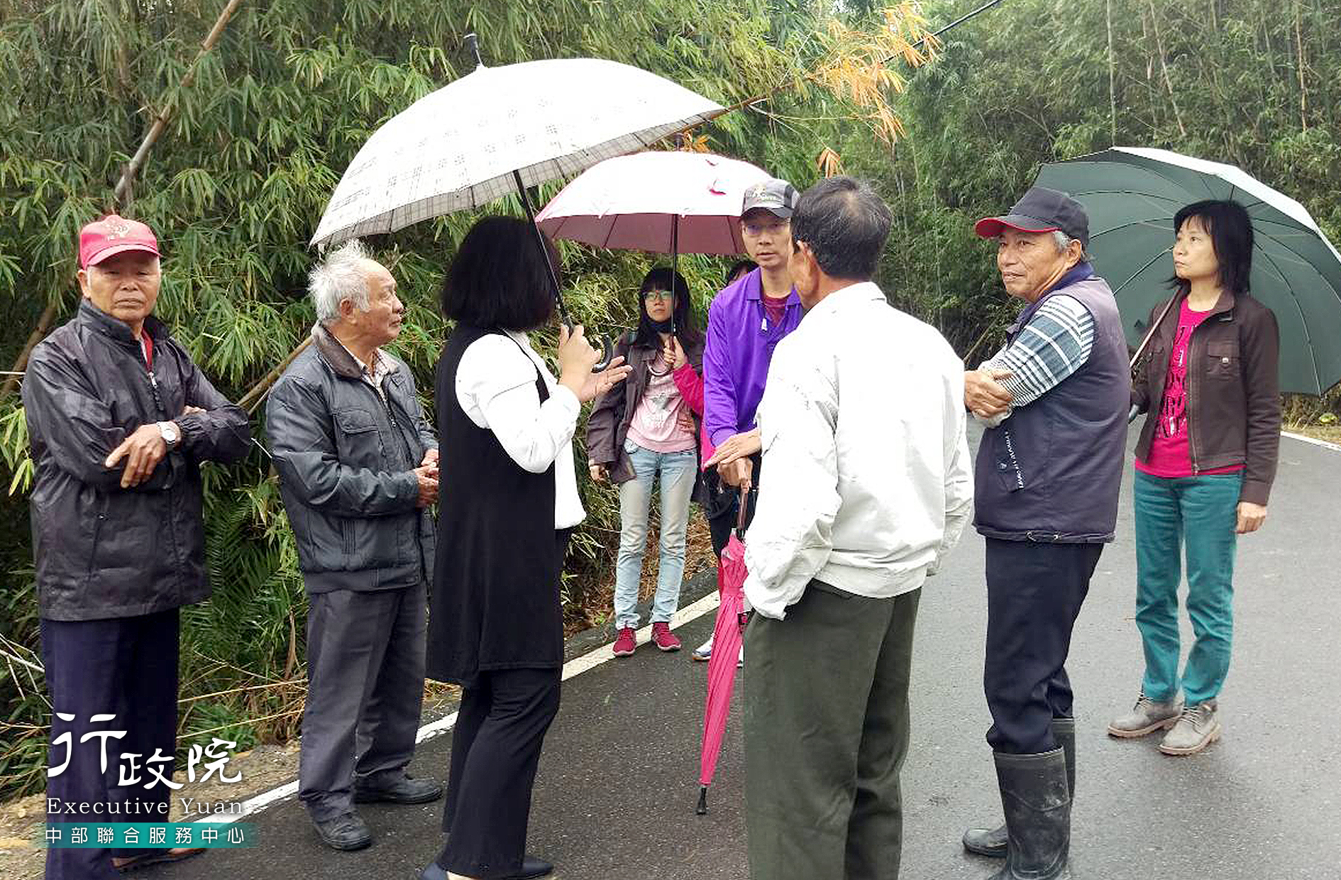 吳副執行長至通霄鎮會勘農路修復，共2張圖片