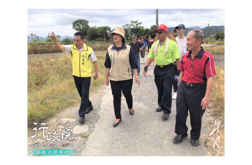 蔡培慧執行長會同水保局、竹山鎮長等現勘南投縣竹山鎮中和里社寮里產業道路修復，以維護用路民眾之生命財產安全與發展當地農產業，共2張圖片