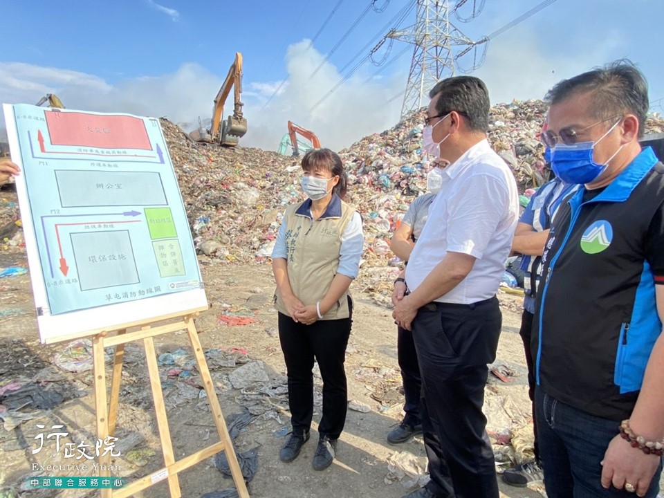 蔡培慧執行長會同環保署赴草屯垃圾場，針對垃圾燜燒及後續處理問題雙軌並進，共4張圖片