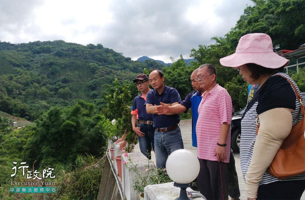 湯副執行長至國姓鄉長豐北山視察豪雨崩塌災情，共3張圖片