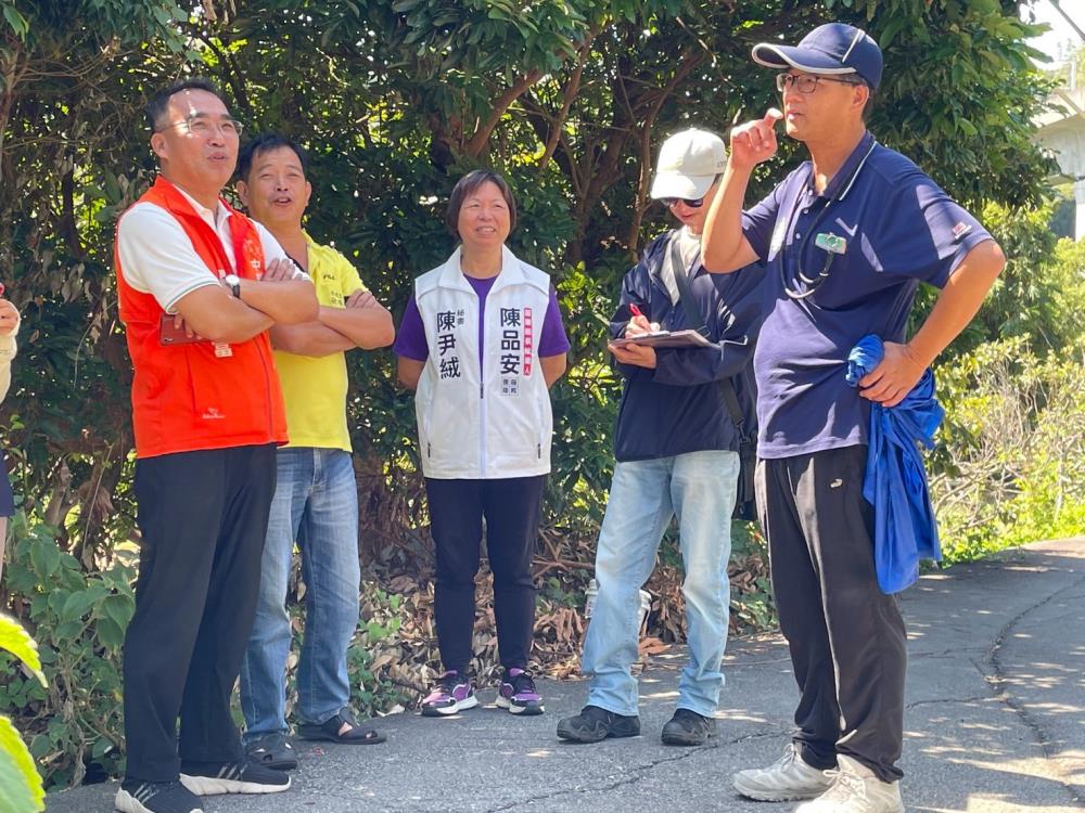 2026年9月22日李貴富副執行長出席農村水保署會勘苗栗縣苑裡鎮水坡里3鄰20-1號旁農路改善，共2張圖片