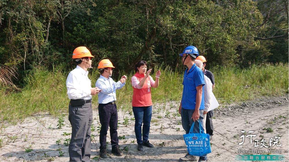 蔡培慧執行長訪視台電2臺120挖土機及2輛卡車進駐日月潭大竹湖水域清淤現場，並關心台電執行水社壩清淤作業、日管處機具進場清理北旦、朝霧、伊達邵水域廢棄物進度，預計四月中旬完成日月潭水域清運作業。，共5張圖片