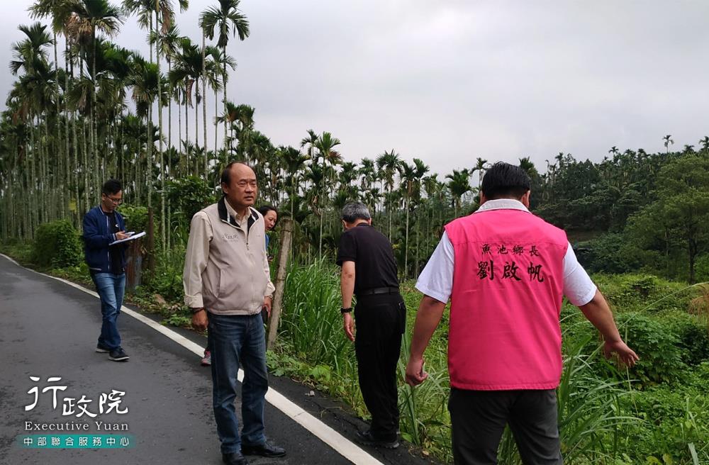 湯副執行長至魚池鄉東池大林東明等會勘農路，共3張圖片