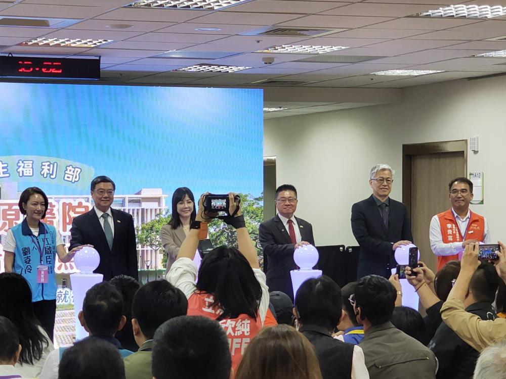 2025年11月24日李貴富副執行長陪同院長參加「豐原醫院附設后里綜合長照機構」落成啟用典禮，共3張圖片