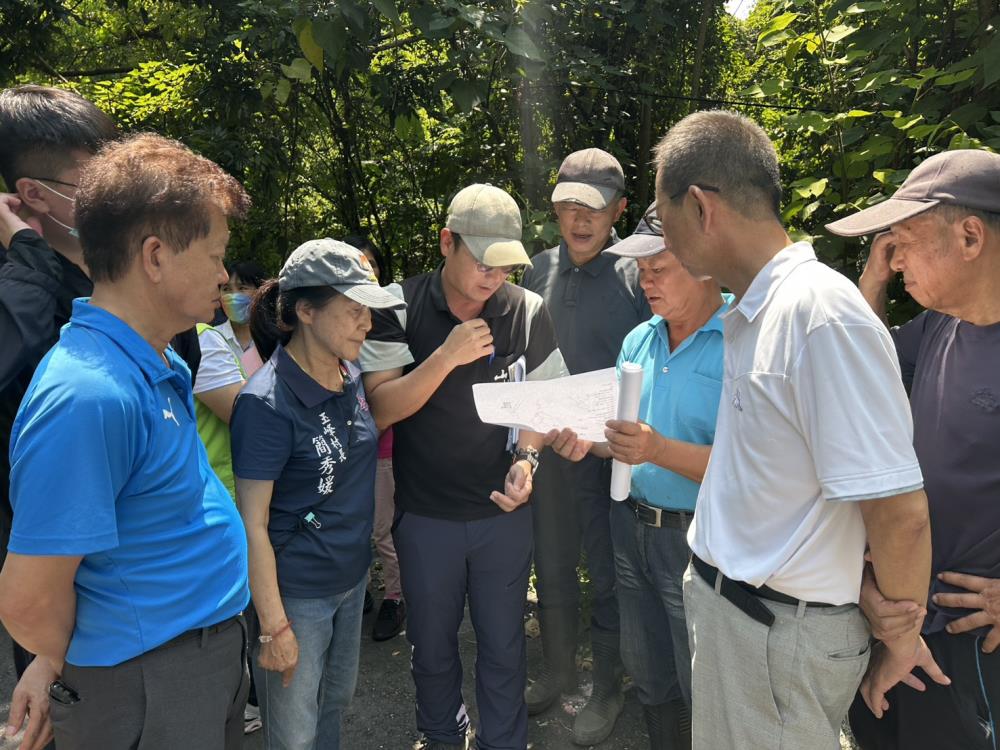 2026年8月3日陳錦倫執行長出席南投縣水里鄉永樂巷龍眼溪橋下游野溪整治工程施工說明會，共4張圖片