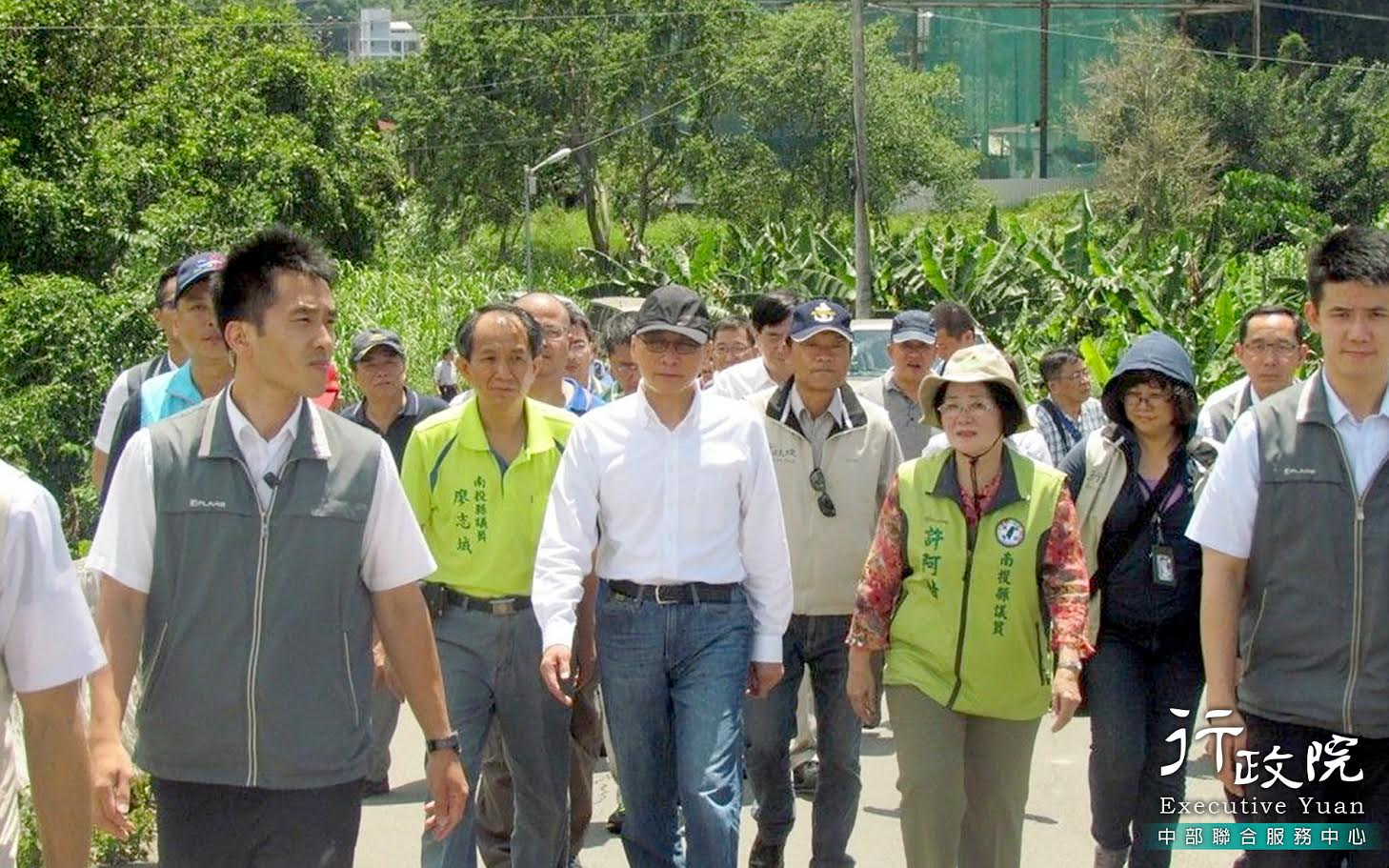 湯副執行長會同院長南投埔里鎮​愛村橋會勘，共3張圖片