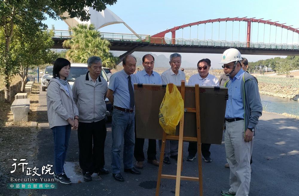 湯副執行長至水里鄉及魚池鄉會勘水里溪出口堤段河川環境改善工程，共3張圖片