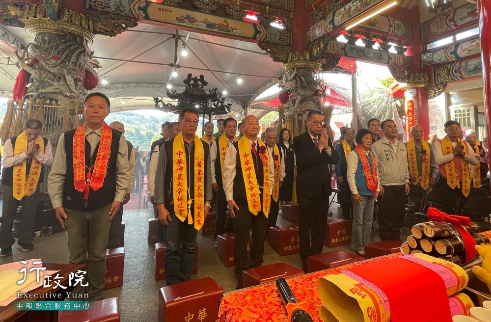 2025年12月07日李貴富副執行長出席苗栗縣大湖鄉龍天宮參香團拜及全國神農大帝大會師福宴暨總統匾書頒贈，共2張圖片