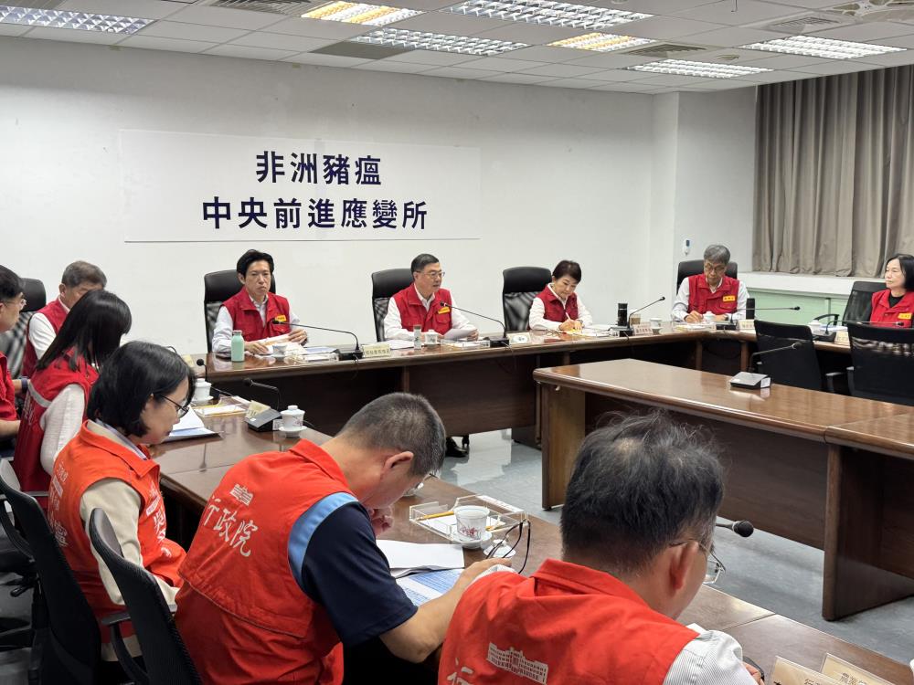 2025年10月26日 陳錦倫副執行長等三人陪同院長至非洲豬瘟中央前進應變所暨記者會，共2張圖片