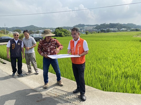 2025年10月15日李貴富副執行長出席農業部農村水保署苗栗縣頭份市農苗頭211支線農路改善工程施工說明會，共4張圖片