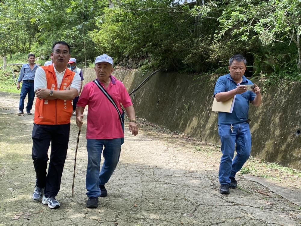 2026年4月21日李副執行長出席農業部農村水保署苗栗縣南庄鄉北獅里興段獅頭驛小段97-249等4筆地號附近農路改善會勘，共3張圖片