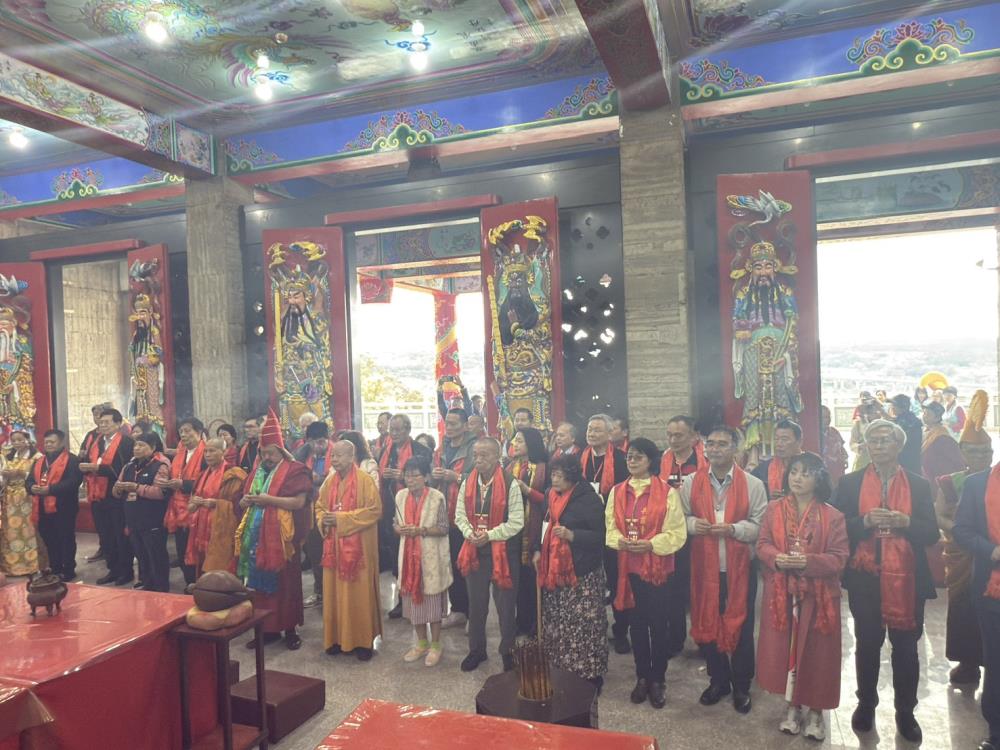 2026年3月3日李貴富副執行長參加苗栗銅鑼天靈寺舉辦「藏密壇城佛陀與十大弟子舍利館」開幕暨元宵燈會，共3張圖片