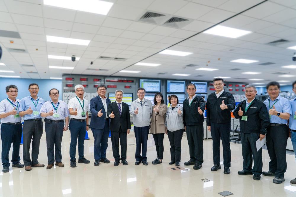 2026年9月4日蔡雅玲副執行長陪同院長視察台中火力發電廠，共2張圖片