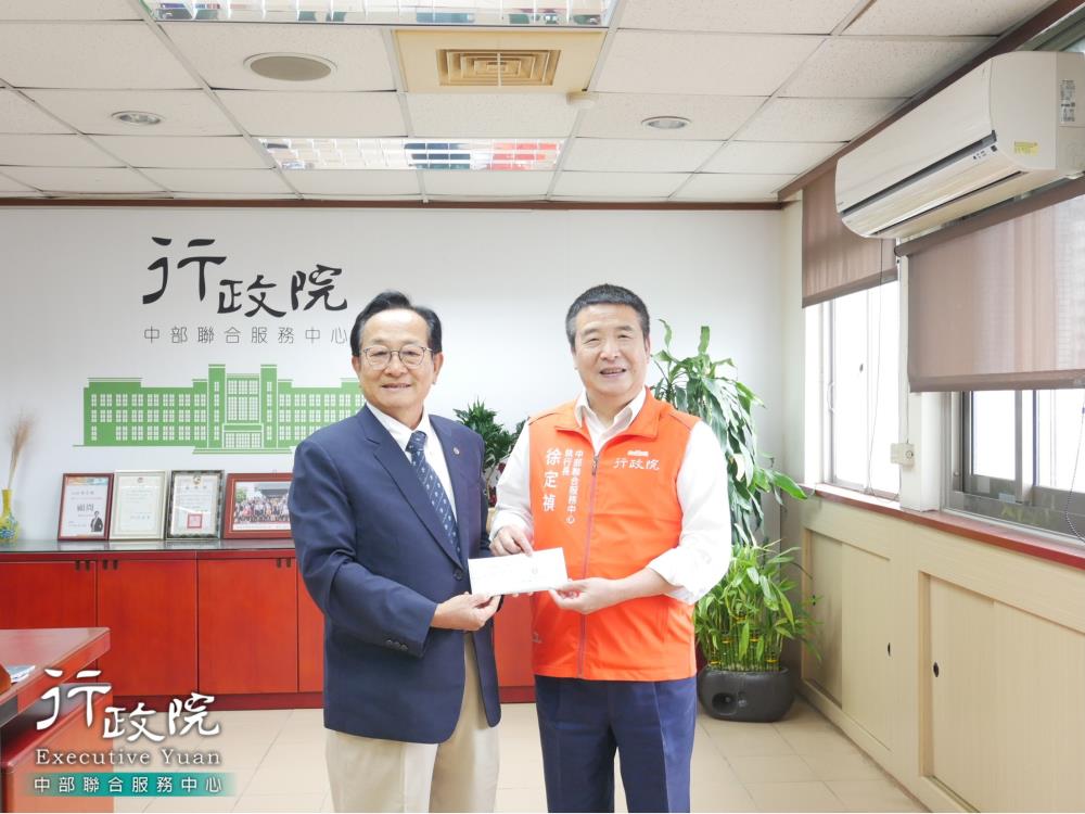 徐定禎執行長代表接受「日本豊川宝飯扶輪社」捐贈花蓮震災善款，共2張圖片