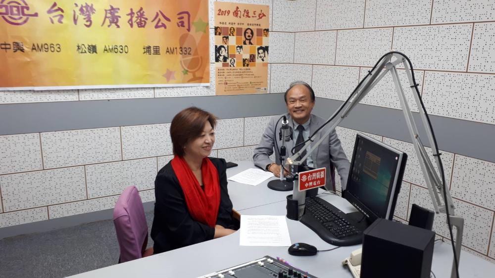 湯副執行長赴台灣廣播公司中興廣播電台宣導蔡英文總統幼兒托育政策，共2張圖片