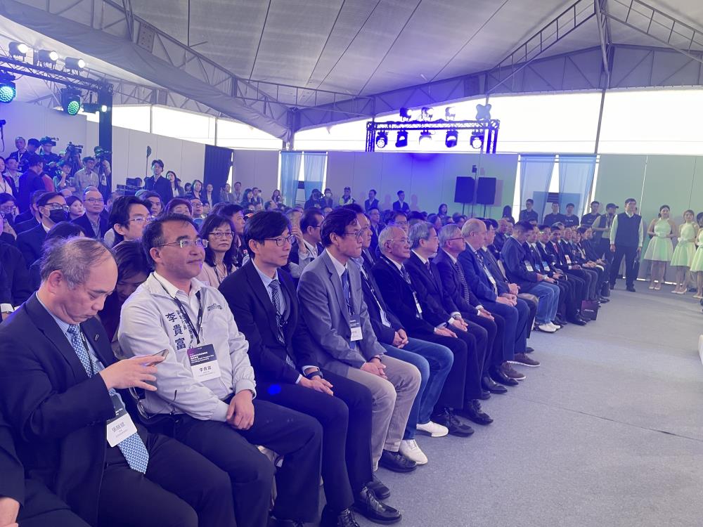 2026年03月26日李貴富副執行長陪同院長出席台灣美光苗栗銅鑼晶圓一廠揭牌典禮，共3張圖片