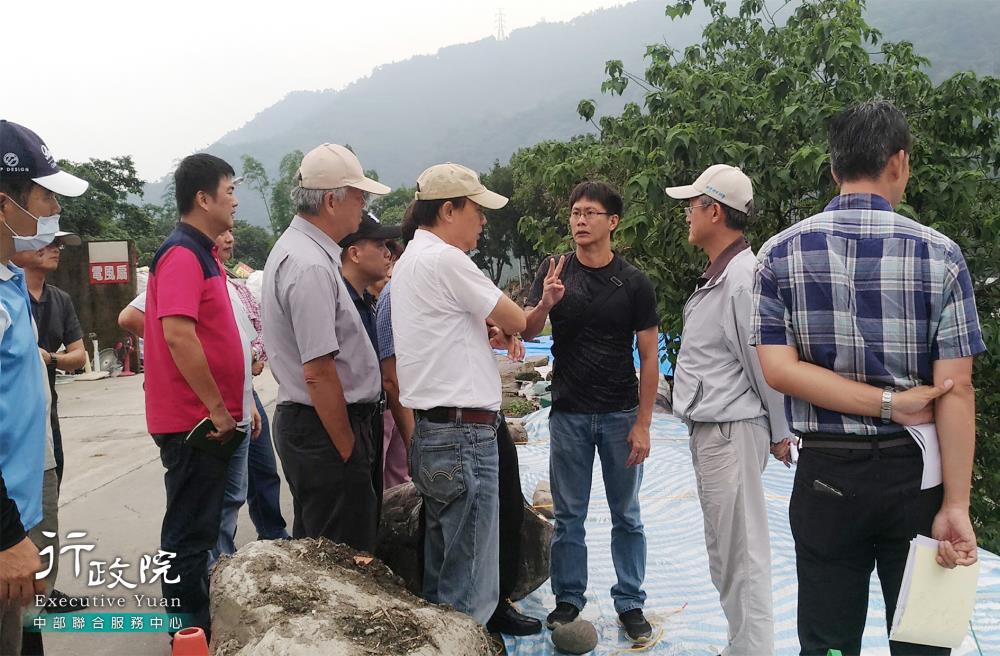 湯副執行長至國姓鄉會勘豪雨災情，共5張圖片