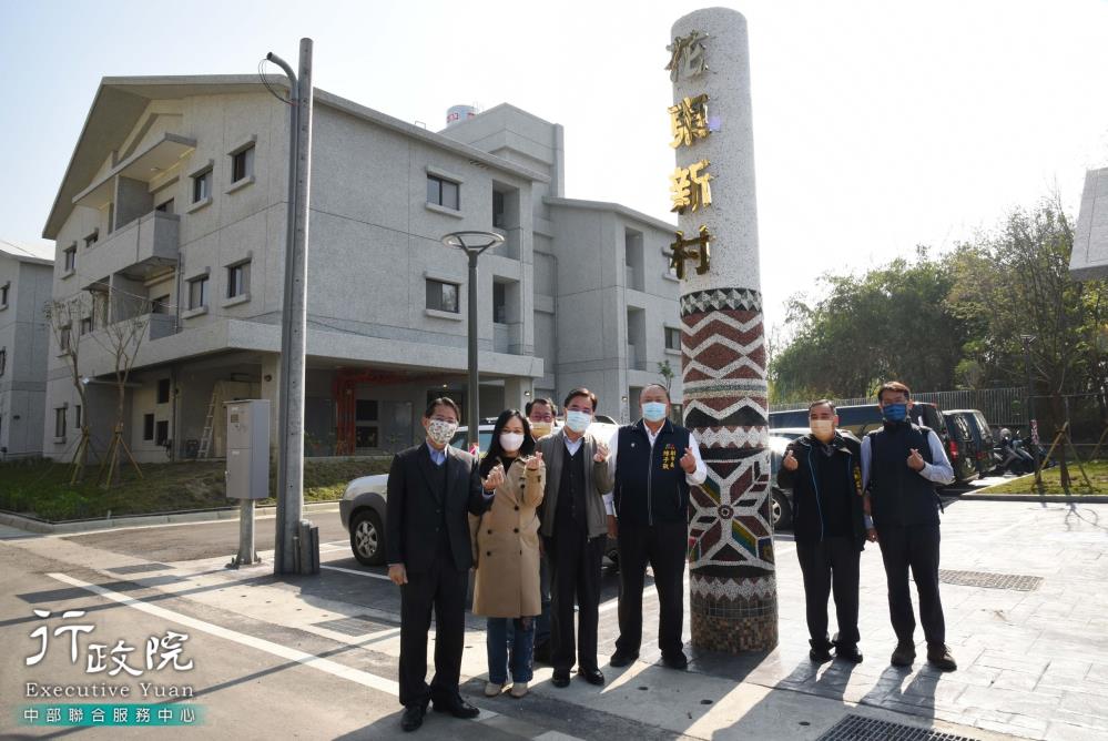 何明杰副執行長陪同夷將主委訪視臺中市霧峰區花東新村及太平區自強新村新家屋相關進度，共3張圖片