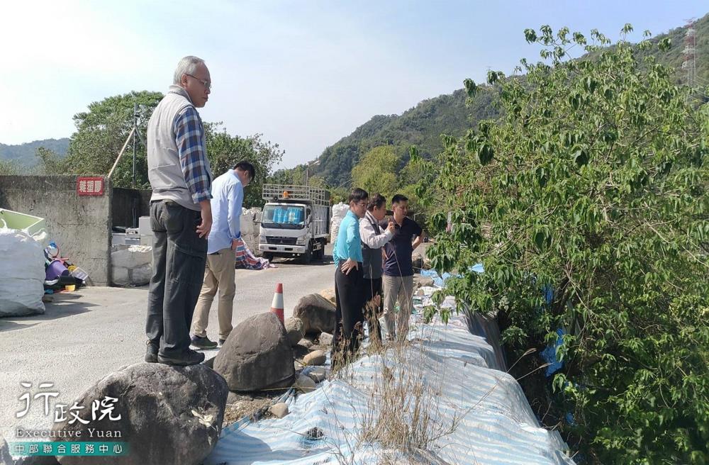 湯火聖副執行長召集第三河川局南投水保局商討國姓鄉公所清潔隊崩塌地解決方案，共3張圖片