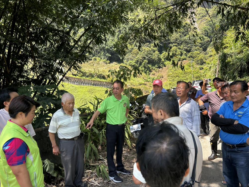 2026年9月16日陳錦倫執行長出席南投縣信義鄉卡里布安村望美段2051地號農路、阿里不動產業道路改善、明德村明德段農路改善等四處水保測設，共2張圖片