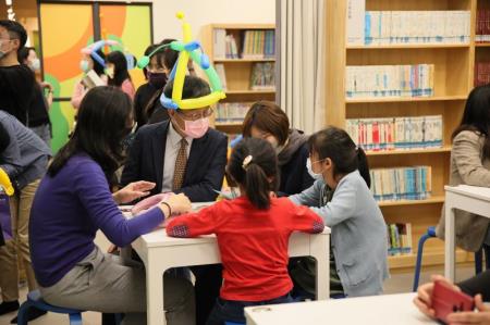 臺文館館長蘇碩斌在活動中與小朋友一同玩桌遊.jpg
