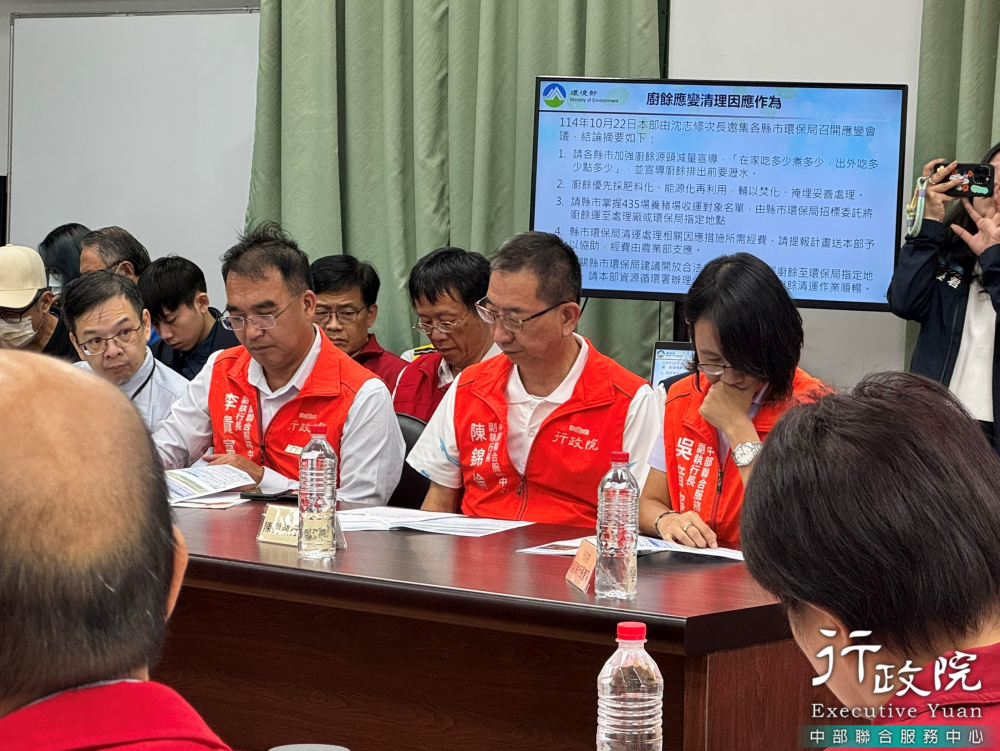 陳錦倫副執行長等3人陪同院長至非洲豬瘟應變所